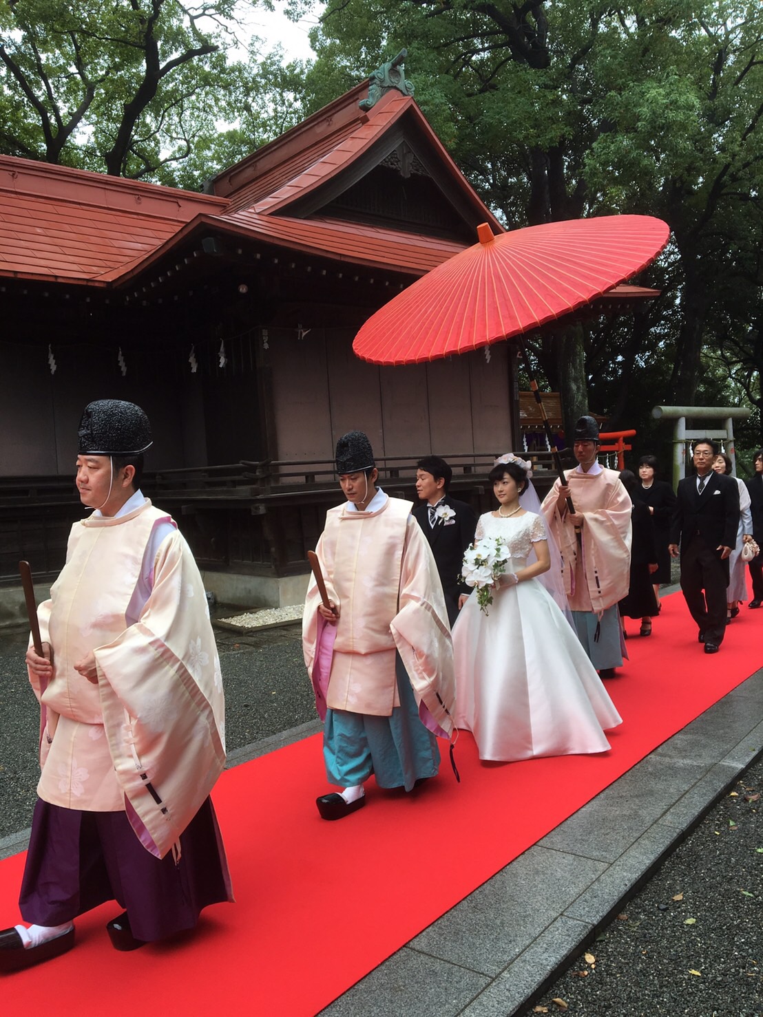 浅間神社の洋装花嫁さま 和装で結婚式を挙げたい 衣装のレンタルと着付けは東京のブライダルカ レーンにご相談ください